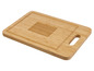Een houten snijplank met een handvat en een inkeping voor sap.
