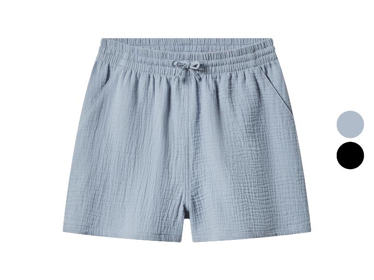 Lichtblauwe gekreukelde katoenen shorts met elastische tailleband en trekkoord, getoond met kleuropties.