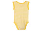 Een geel gestreept babypakje met kant.