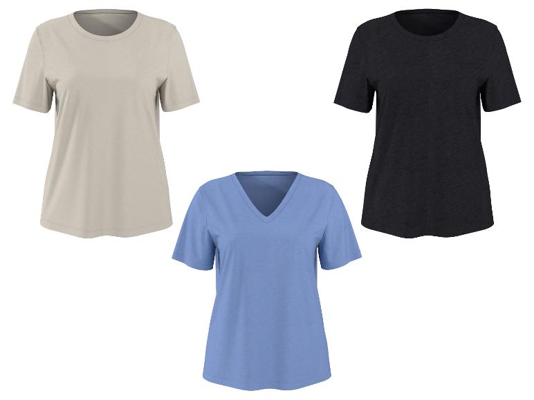 Drie dames T-shirts: beige ronde hals, zwart ronde hals en blauwe V-hals.