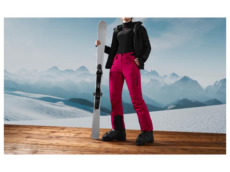 Ski's, skischoenen en ski broek tegen de achtergrond van bergen.