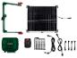 Zonnepaneel, besturingseenheid, batterij en accessoires voor een irrigatiesysteem.