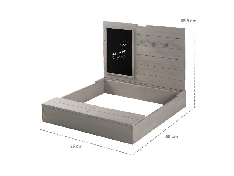 Houten zandbak met schoolbord en bankjes.