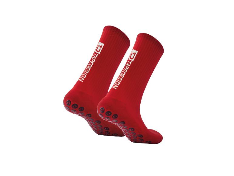 Paar rode TAPEDESIGN sportsokken met antislipnoppen.