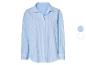 Een lichtblauw, verticaal gestreept overhemd met lange mouwen en knopen.