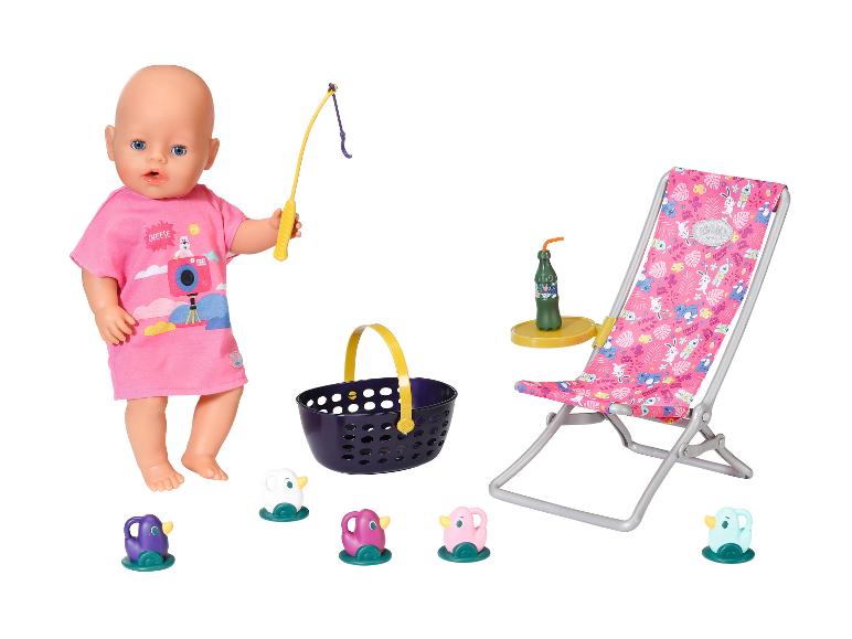 BABY born pop met vishengel, mand, ligstoel en speelgoedeendjes.
