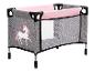 Een grijs en roze babybedje met eenhoorn print.