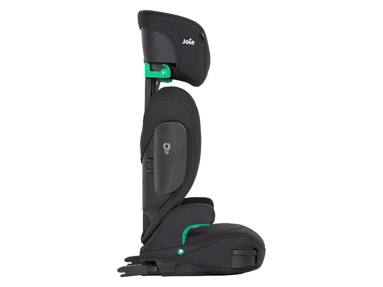 Zwart kinderautostoeltje met groene accenten, zijaanzicht.