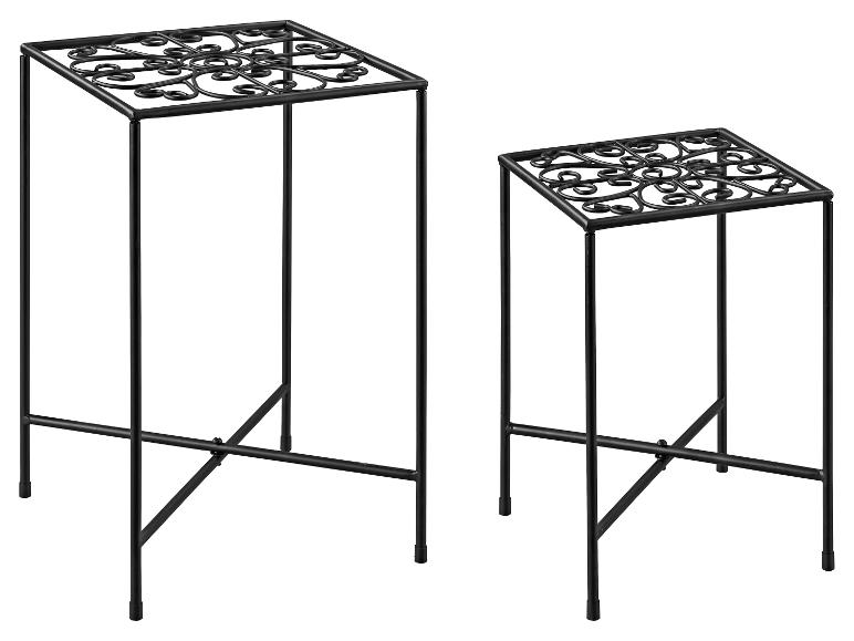 Twee zwarte metalen plantenstandaards met decoratieve patronen bovenaan.