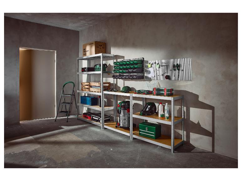 Werkplaats met Parkside gereedschap, stellingen, opbergbakken en een trapje.