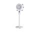 Witte staande ventilator met oscillerende kop en digitaal display
