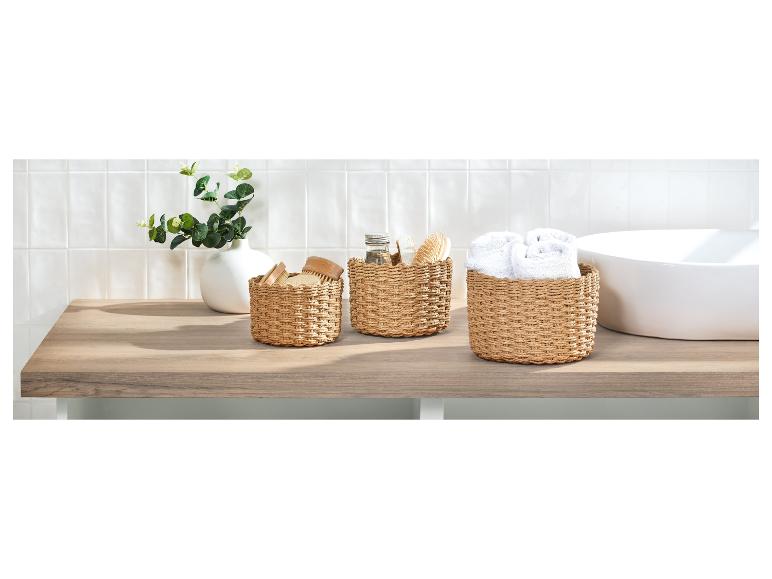 Drie ronde rieten manden op een houten aanrecht.