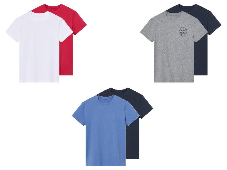 Diverse T-shirts: wit, rood, grijs, donkerblauw en lichtblauw.