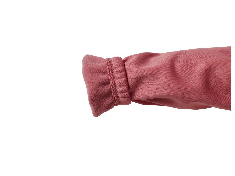 Close-up van een roze fleecemouw met geribbelde manchet