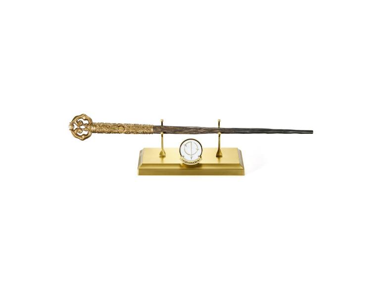 The Noble Collection Harry Potter Celebration-toverstaf op een goudkleurige standaard