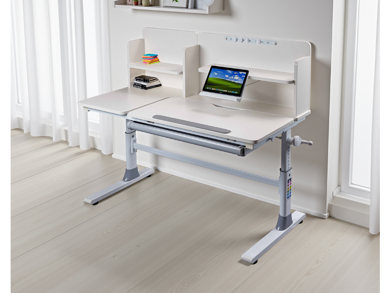 In hoogte verstelbaar kinderbureau met planken.