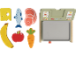 Houten speelgoedvoedsel: kaas, vis, biefstuk, banaan, appel, wortel en een speelgoedweegschaal.