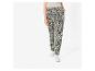 Broek met etnische print en witte sneakers.