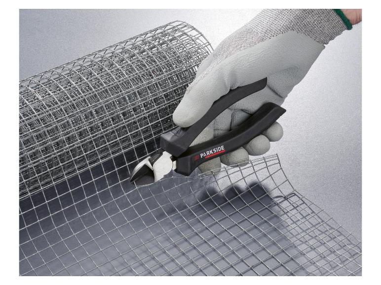 Een hand met een Parkside tang snijdt een rol gaas.