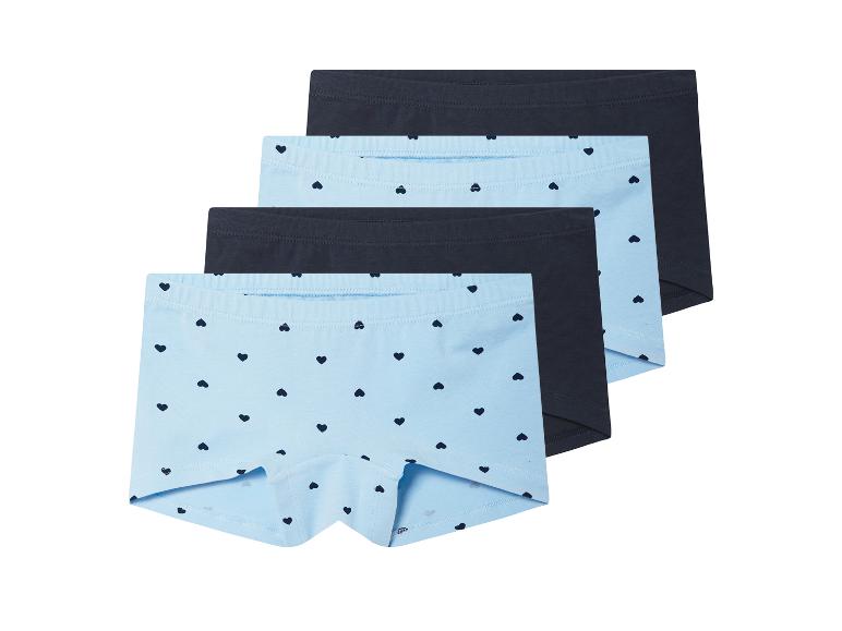 Drie sets meisjes onderbroeken met hartjesprint.