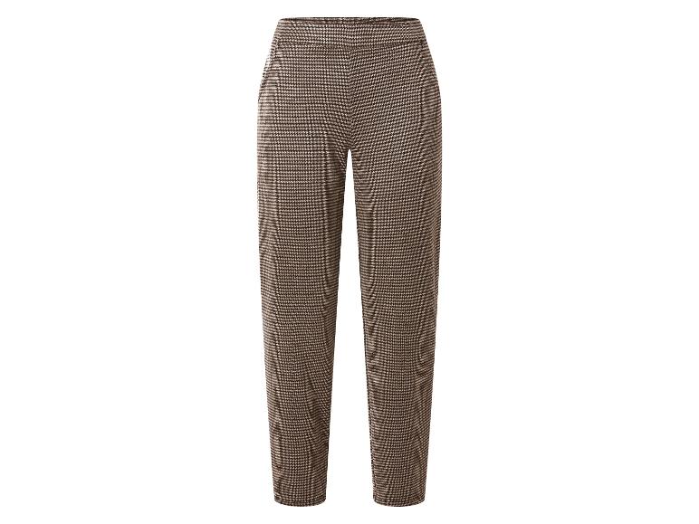 Bruine en beige geruite broek op een witte achtergrond