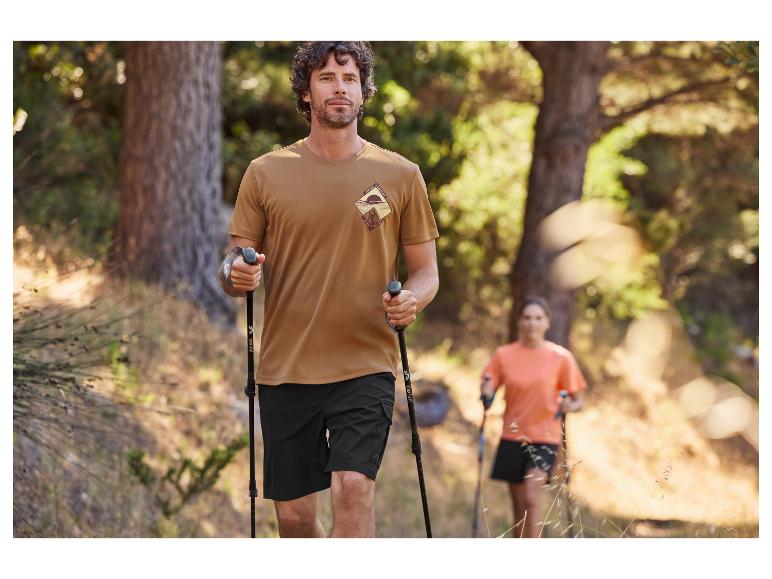 Man en vrouw wandelen met Ultra Light wandelstokken.