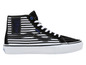 Zwart-wit gestreepte Vans Sk8-Hi sneakers met skelet-handprint.