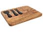 Houten kaasplank met drie zwarte kaasgereedschappen.