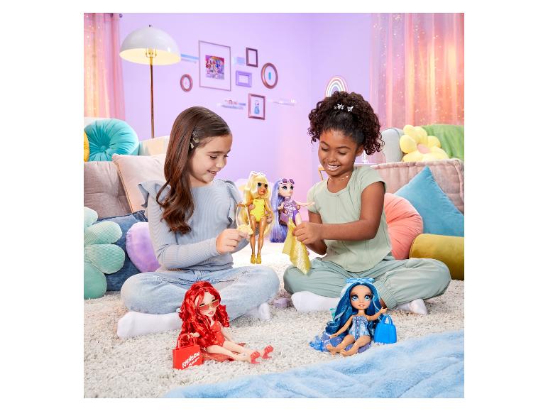 Kinderen spelen met trendy Rainbow High poppen.