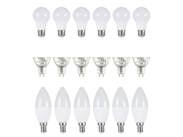 Een rij van zes gloeilampen, zes spotjes en zes kaarslampen.