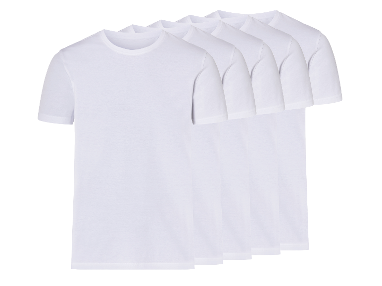 Vier witte t-shirts op elkaar gestapeld.