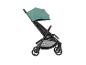 Groene kinderwagen met zwart frame en wielen, zijaanzicht.