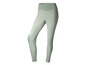 Groene leggings met witte accenten.