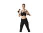 Vrouw in zwarte sportbeha en legging, trainend met zwarte dumbbells