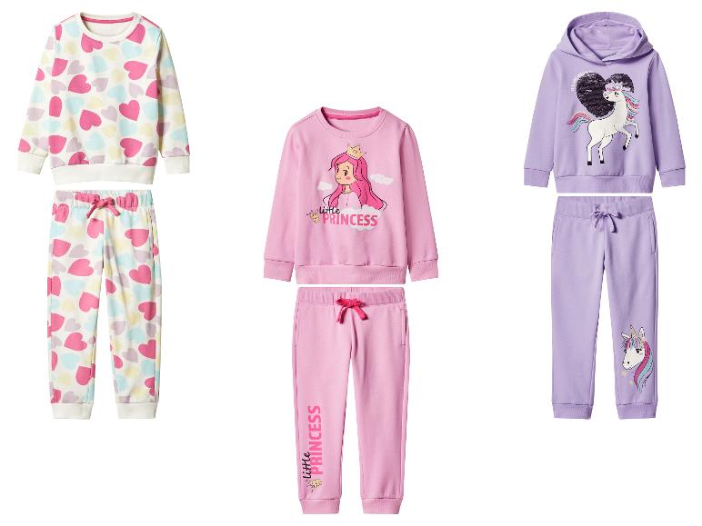Drie kinderjoggingpakken met hartjes, prinses en eenhoorn thema's.