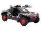 Een grijze Audi e-tron off-road speelgoedauto met rode wielen.