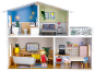 Een kleurrijk poppenhuis met meerdere verdiepingen, inclusief badkamer, slaapkamer, woonkamer en keuken.