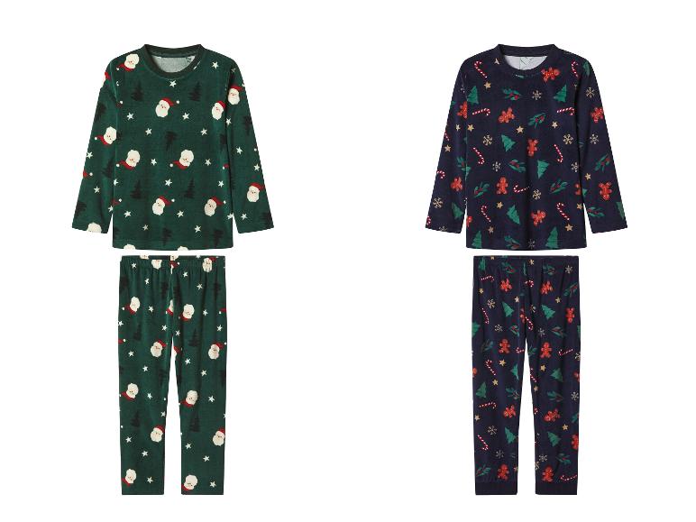 Twee kerstpyjama sets met patronen van de Kerstman en kerstlekkernijen.