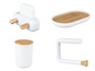Een set badkameraccessoires met een zeepbakje, een toiletpapierhouder, een tandenborstelhouder en een haak.