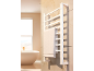 Witte handdoekradiator met een handdoek in een moderne badkamer.