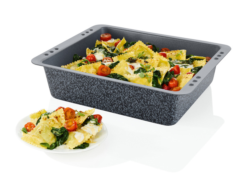 Ravioli met spinazie en tomaatjes in een bakblik.