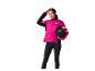 Vrouw in roze en zwarte sportjas en zwarte legging, met een helm in haar hand.