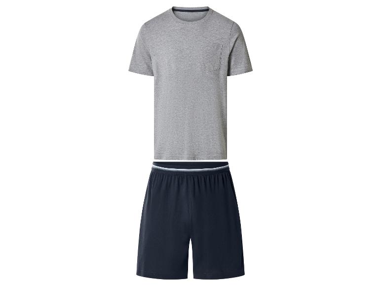 Herenpyjama met een grijs T-shirt met korte mouwen en donkerblauwe shorts.