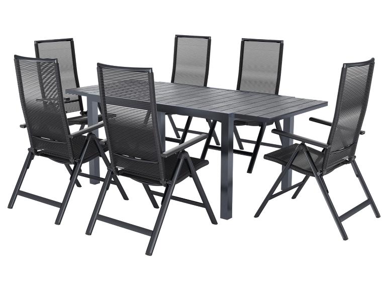 Buiten eethoek met een rechthoekige tafel en zes opvouwbare stoelen, alles in donkergrijs.