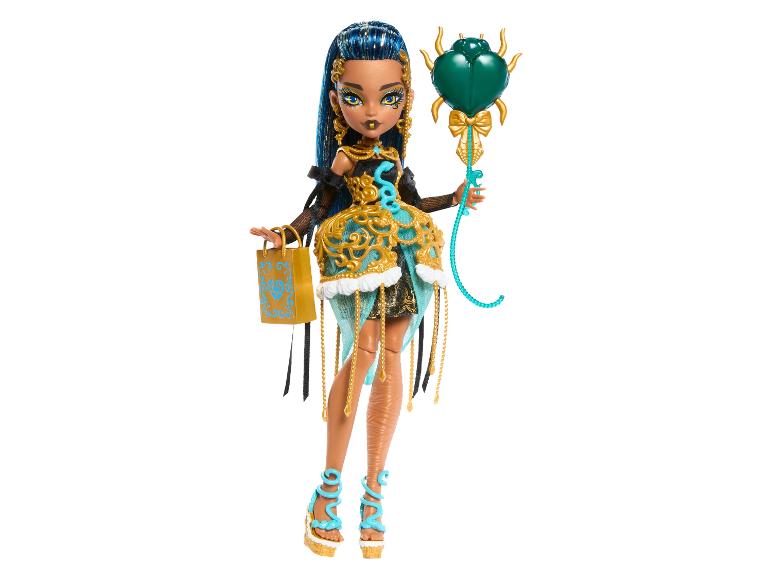 Monster High Cleo De Nile pop in een goud- en turquoise-blauwe jurk, met accessoires en een boodschappentas.