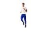 Man in wit T-shirt en blauwe legging aan het hardlopen.