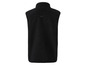 Een zwarte fleece vest zonder mouwen.