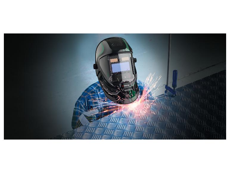 Lasser met Parkside lasmasker voert laswerkzaamheden uit.