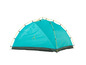 Een turquoise tent met gele stokjes.
