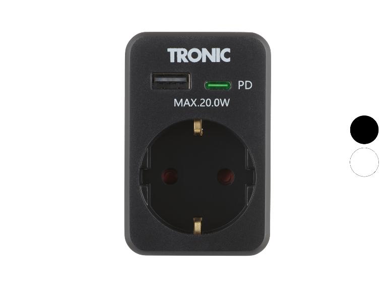 Zwarte reisadapter met stopcontact en USB-poort, met opschrift MAX.20.0W en PD.